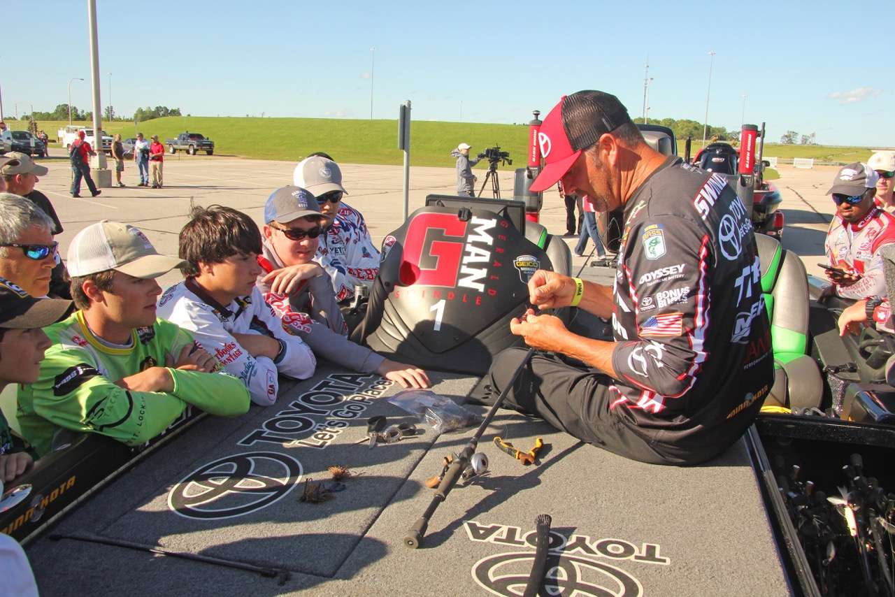Gerald Swindle stayed late and took extra time to visit with the young anglers about everything from spinnerbaits to jigs, his beloved peanut butter and jelly sandwiches and the very affordable Quantum Vapor reel he loves. 