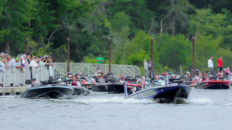 The Elites run and gun to their first stops on Day 1 of the Toyota Bassmaster Texas Fest benefiting the Texas Parks and Wildlife Department.