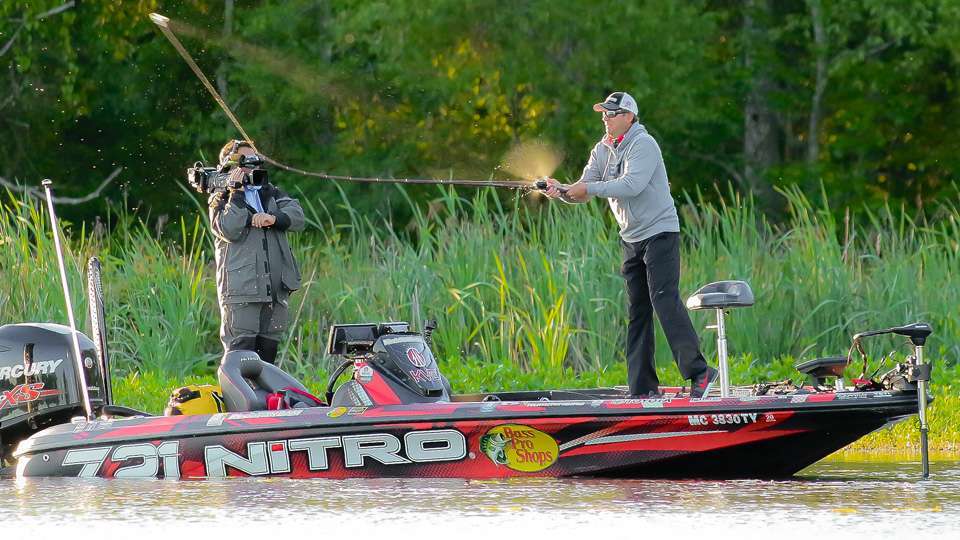 <b>Kevin VanDam</b><br>
Kevin VanDam charged into second place by catching postspawn largemouth funneling through current breaks. The bass staged in calm water and fed on threadfin shad. He matched lure types and sizes to match the bait. 
