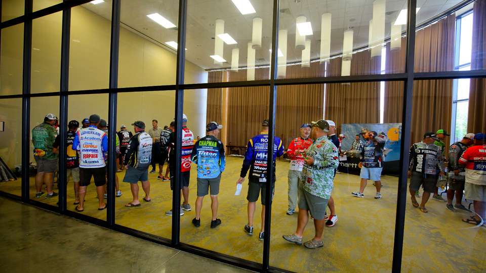 While the judges meeting was underway Elite Series competitors began to arrive for the final anglers' briefing. 