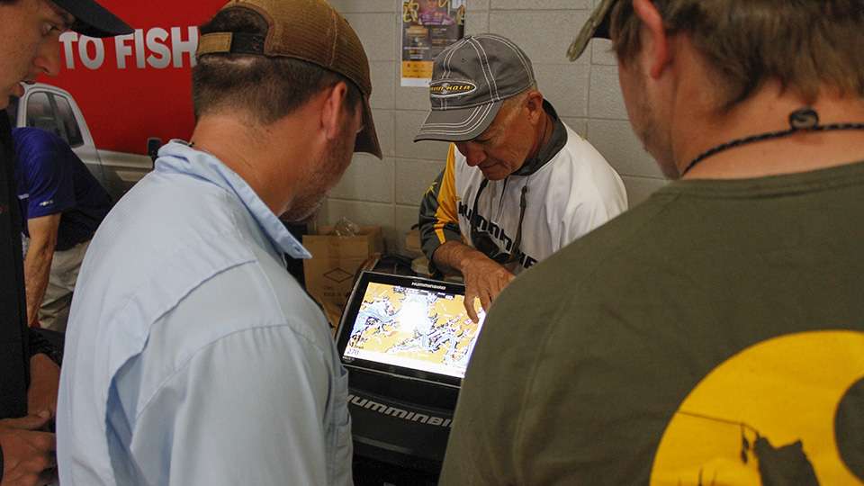Bill Carson of Johnson Outdoors (Minn Kota and Humminbird) teaches anglers about the benefits of Humminbird technology on the new Helix units.