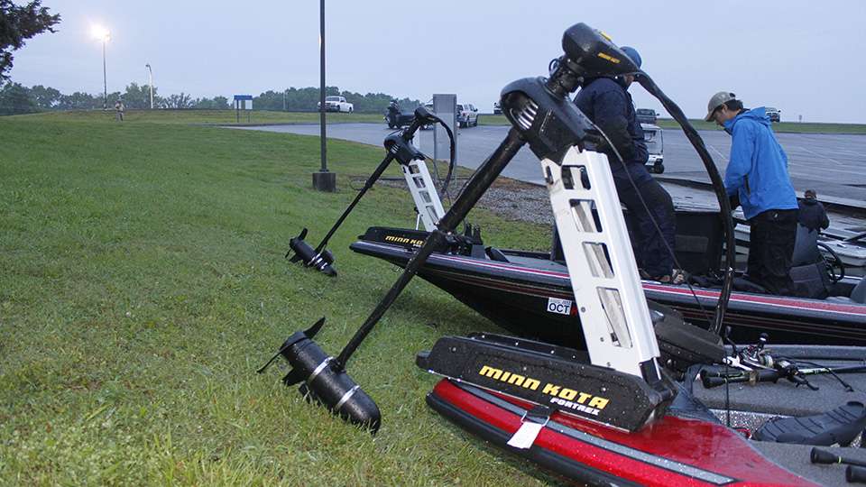 For the teams without shallow water anchors, their Minn Kota holds them steady on the grass shore.