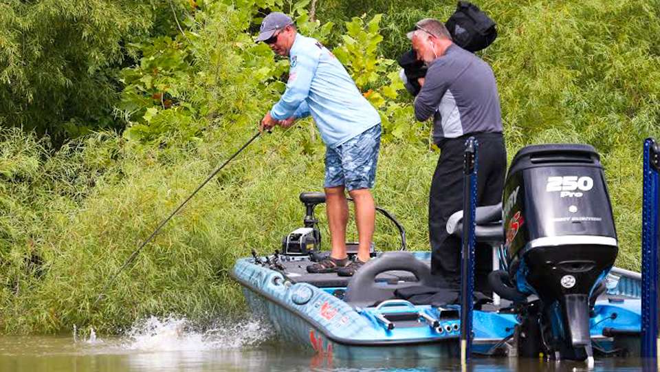 Go on the water with Steve Kennedy as he comes from behind on Day 4 to win the GoPro Bassmaster Elite at Dardanelle presented by Econo Lodge.