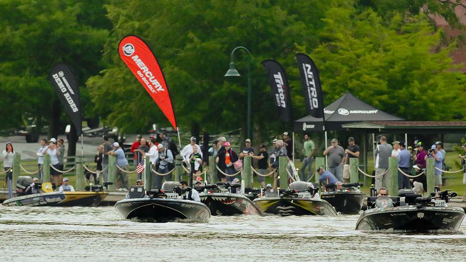 See the Elites run and gun into Day 1 of the GoPro Bassmaster Elite at Dardanelle presented by Econo Lodge.