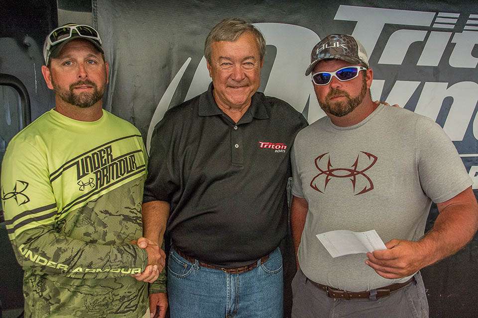 The team of Chris Larkins and Larry Hastings took third place. Mr. Earl Bentz presenting them their check.
