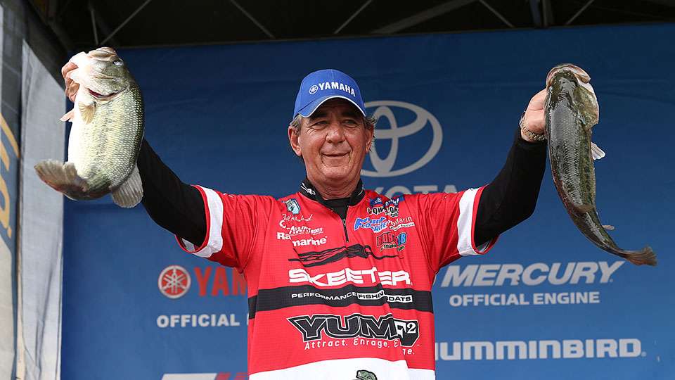 Zell Rowland shows off the big bag of the 2014 Elite on Dardanelle, a 25-5 that included the eventâs big bass at 6-10.