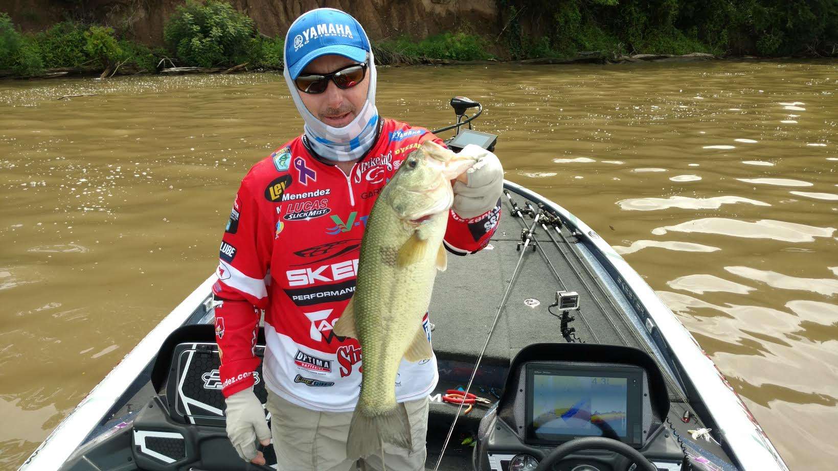 A sandwich break paid off. He nailed it, got it across the log and in the boat in 2.3 seconds. Another 3-pounder!  Game changers for Mark Menendez