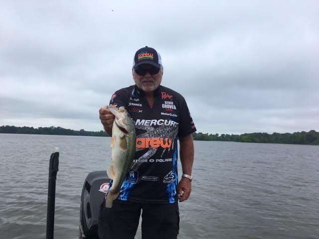 Tommy Biffle with a five pounder. He got off to a slow start, but things are improving quickly. I got a feeling it's gonna be a great day.