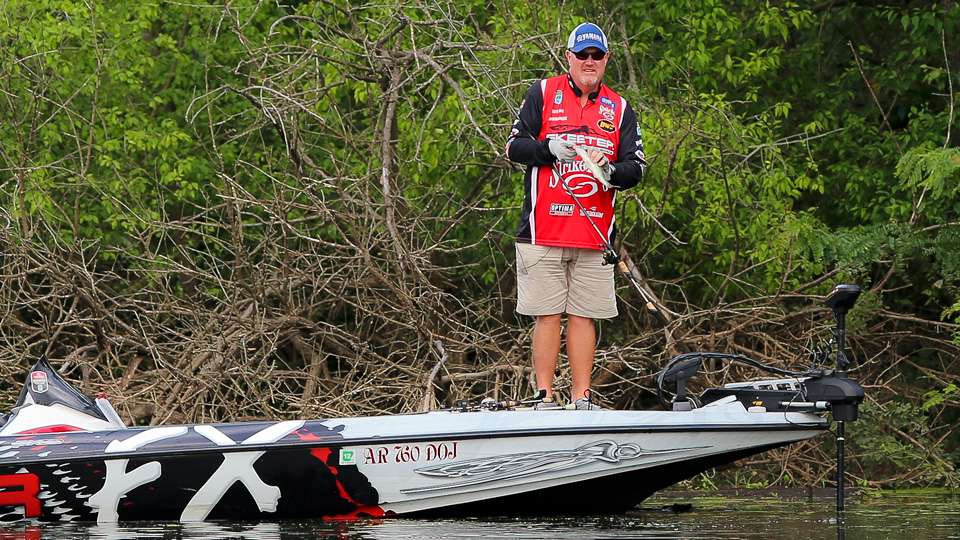 Head out on the water with Leader Mark Davis as he tackles the final day of the GoPro Bassmaster Elite at Dardanelle presented by Econo Lodge.