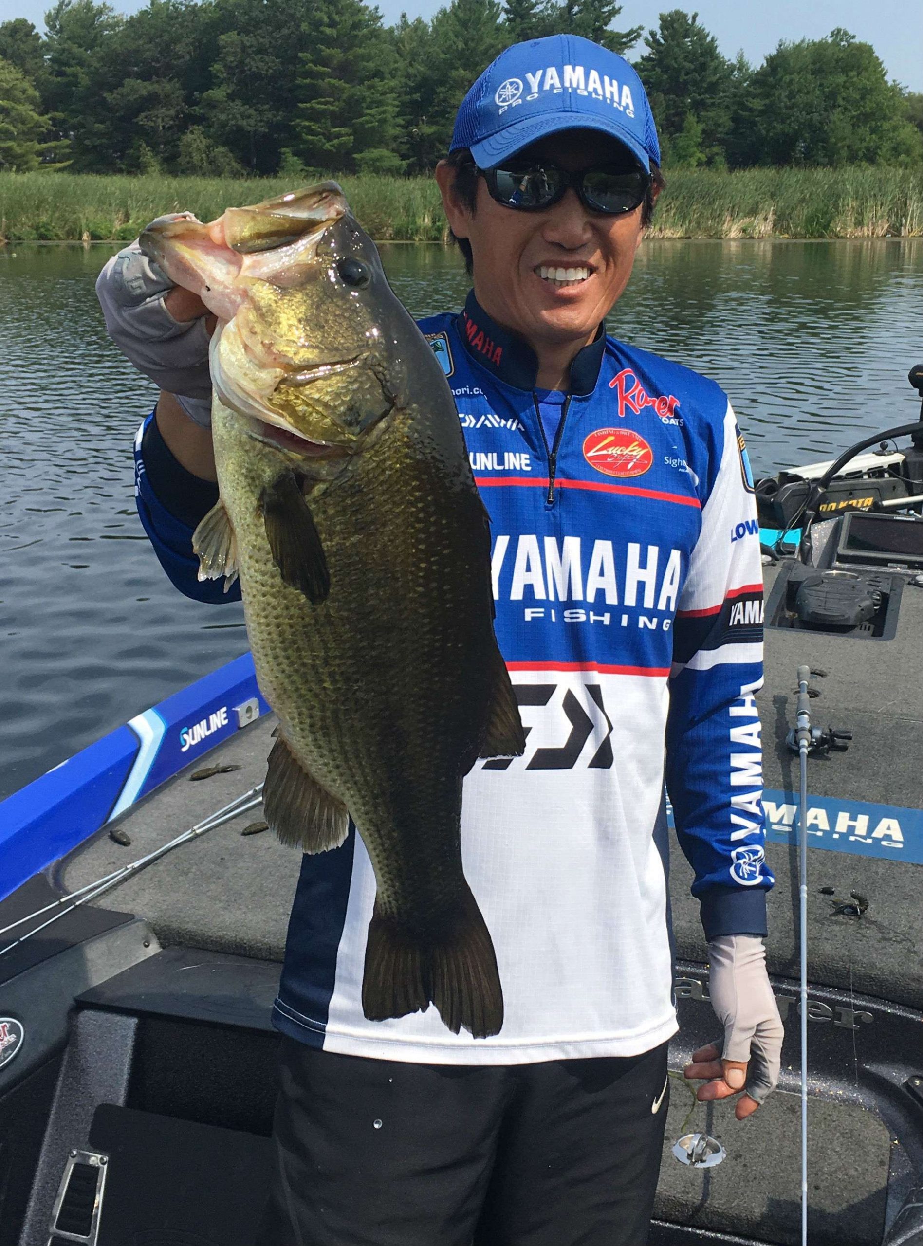 Takahiro just put a 5-pounder in the livewell. Out came a 2 1/2. Nice cull! Perfect conditions for a good bag, sun, light breeze, this could get interesting.