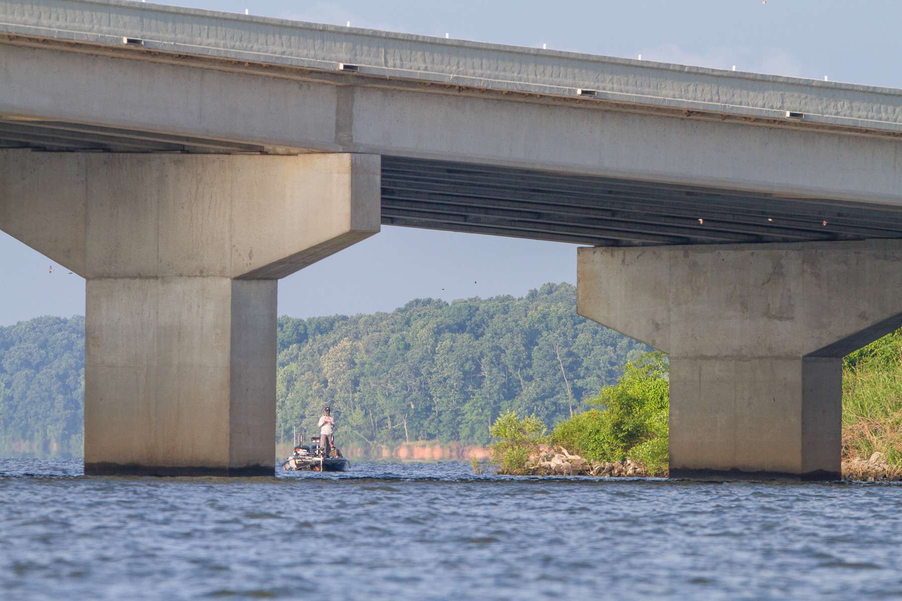<h4>20. Kentucky Lake, Kentucky/Tennessee </h4>
 [160,309 acres] This massive lake continues to produce quality bass fishing, mainly for largemouth. Tournament data collected on Kentucky Lake by the Kentucky Department of Fish and Wildlife in 2016 reveals the average weight to win an eight-hour tournament was 16.31. The average big fish weighed 6.13. A weight of 51-2 won a major three-day tournament here in April 2016.
