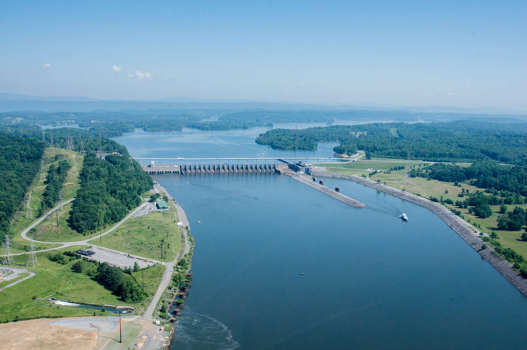 <h4>8. Watts Bar Reservoir, Tennessee </h4> [39,000 acres] The Tennessee reservoir program coordinator rates this lake just behind Chickamauga in terms of quality of bass populations in the state. A glance at the results of the Volunteer Bass Trail team tournament held here in March supports this claim. It took 25.66 pounds to win, and you didnât crack the Top 6 unless you had at least 20 pounds. A 7.23 took big-fish honors, but donât be surprised to land a double-digit fish here.