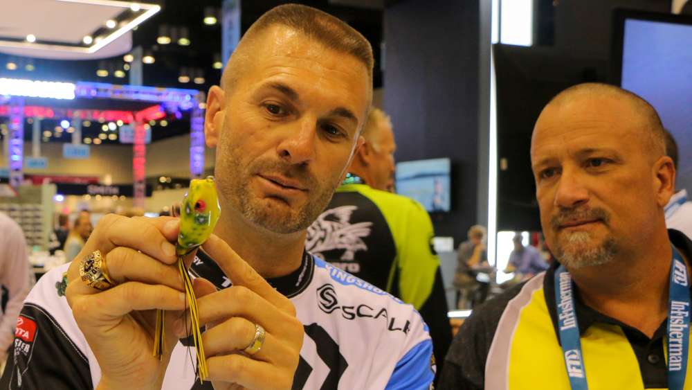 GEICO Bassmaster Classic Champion Randy Howell explains the features of the Livingston Freddy B frog to a show goer. 
