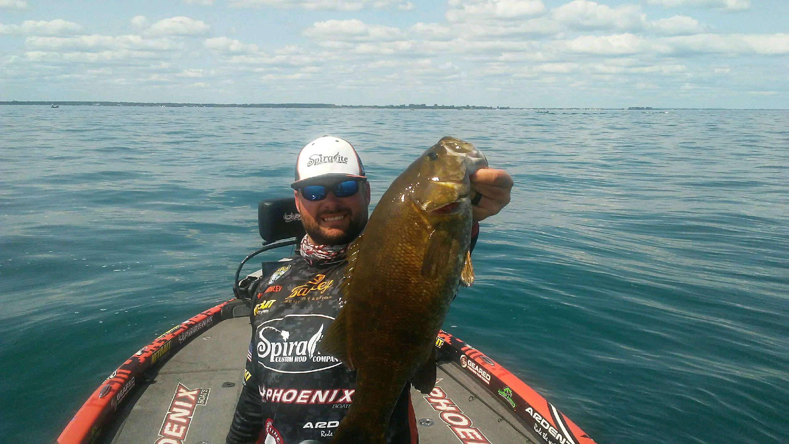 Mosley catches a last minute 5-pounder and culls a four. This angler and lake are unreal. 