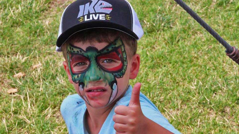 This kid not only got his face painted to the max, he got an Ike Live hat.