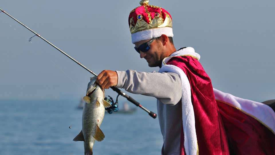And shows his fish to his royal servants.
