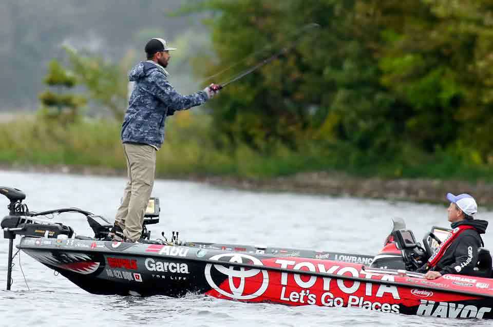 Follow Mike Iaconelli's morning on Pokegama Lake as he secures his place in the next round of the 2017 Bassmaster Classic Bracket. 