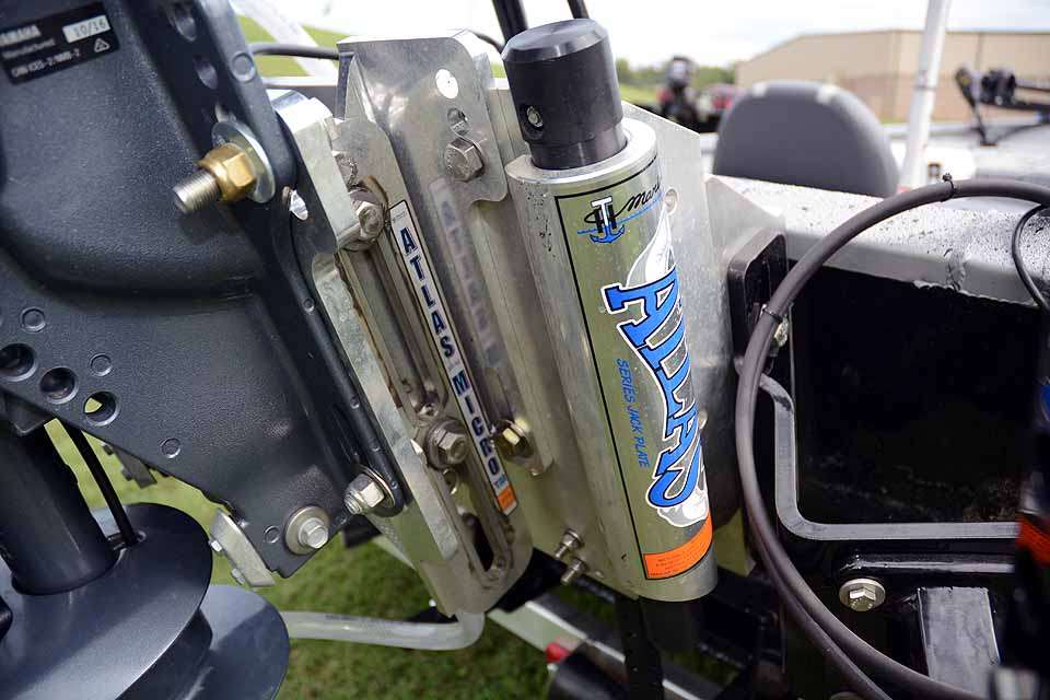 A TH Marine Micro Jacker is mounted behind an Atlas Hydraulic Jack Plate to provide substantial lift for the outboard to keep it running in inches deep water. 