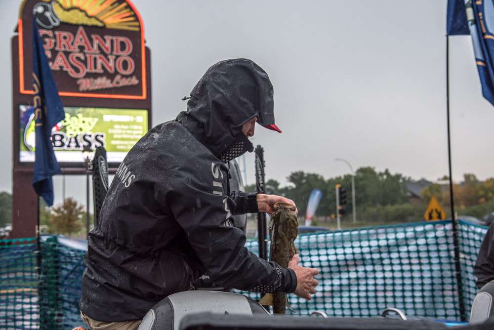 Go behind the scenes at the rain-soaked Day 2 weigh-in from Mille Lacs. 