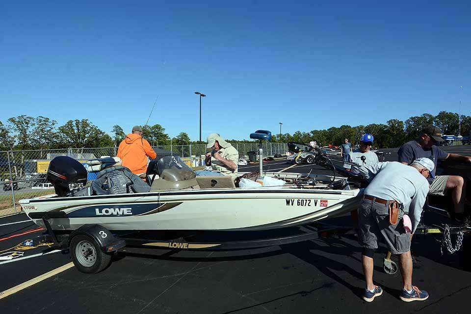 The boats began returning at 3:30 p.m. EDT after the anglers spent the day practicing on Lake Hartwell. Getting assistance with the backup chores is Rick Hamer. 