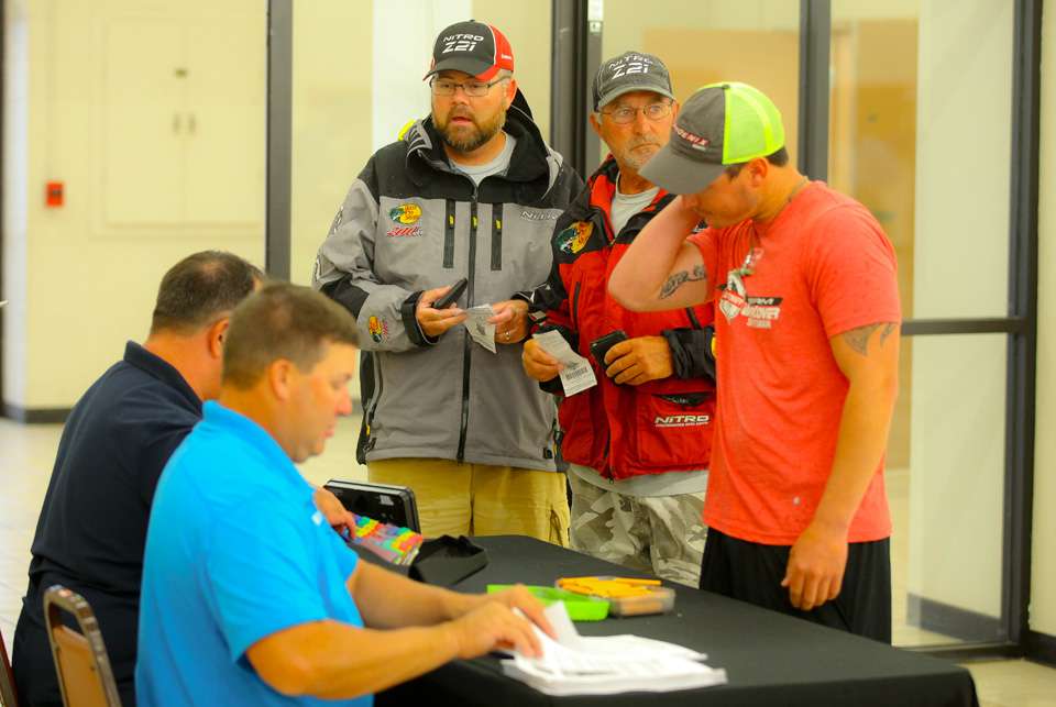 See the pros and cos gather and get ready for the 2017 Bass Pro Shops Central Open #3 on Grand Lake O' the Cherokees.
