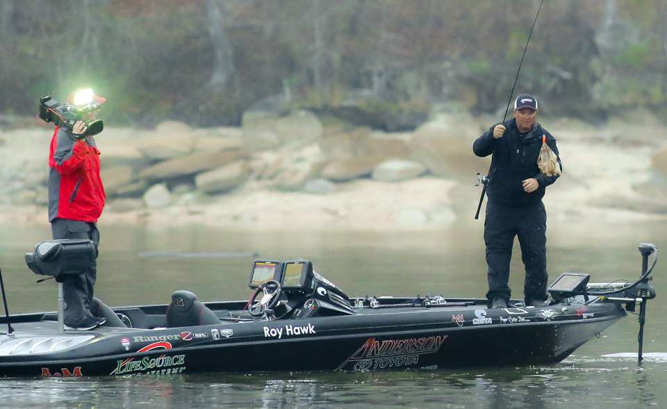 See Roy Hawk try to crank up a limit on Day 3 of the Bassmaster Elite at Lake Martin presented by Econo Lodge.