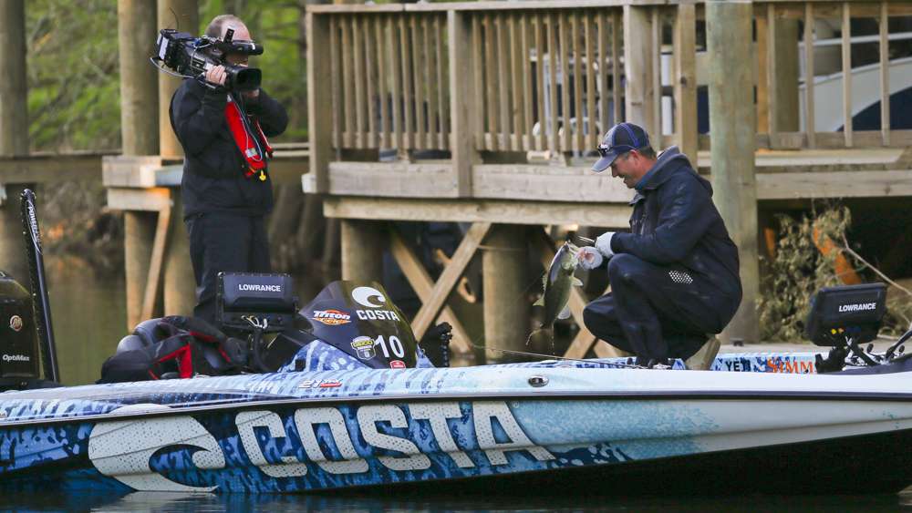 <b>Casey Ashley</b><BR>
Donalds, S.C.<BR>
Odds: 2-1<BR>
Virtually everyone in our Odds Gallery war room insisted we should pick someone else as the favorite. âItâs hard to win a Classic twice on the same lake,â they said. âHeâll be facing so much pressure as the hometown guy,â they said. Well, I donât care. My name is the one on these cutlines â and my gut tells me the path to a victory in this yearâs GEICO Bassmaster Classic presented by DICKâS Sporting Goods will have to go through Ashley. Until someone proves they can beat him in this environment at Hartwell, heâs the favorite.
