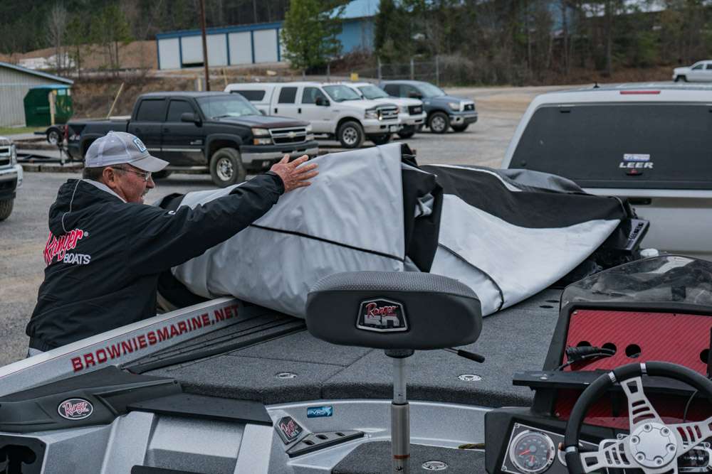 Mr. Terry McWilliams, a 4th place finisher behind Kevin VanDam in 2007âs Lay Lake Derby, helps remove the boat cover with anglerâs Griffin Fernandes & Zach Witte from Hamption Southeastern High School in Fisher, Indiana. 