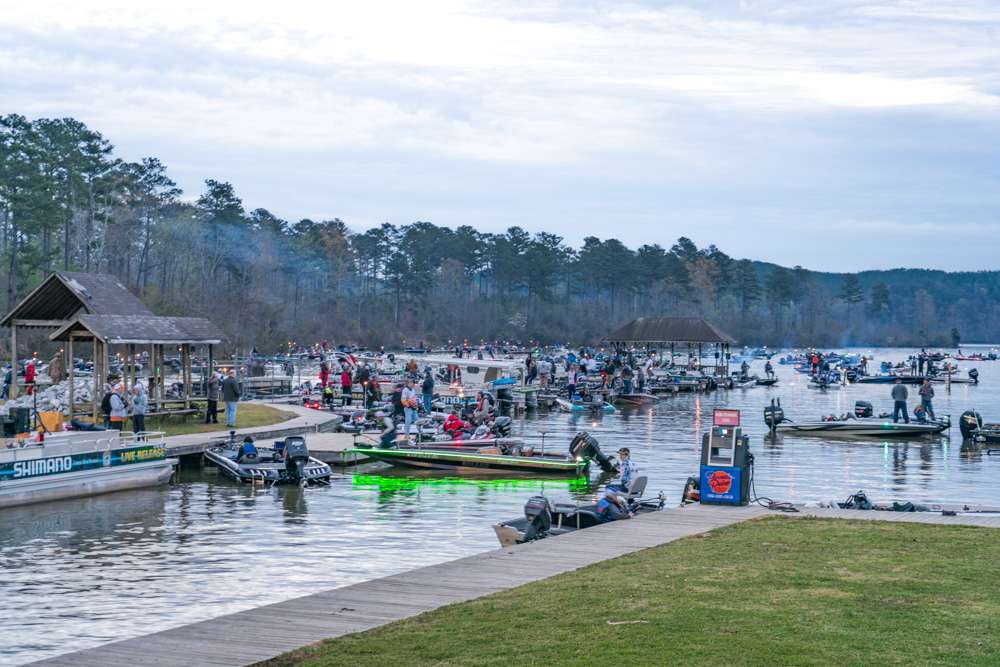 Watch the high school anglers get started at the 2018 Mosy Oak Bassmaster High School presented by DICK'S Sporting goods. 