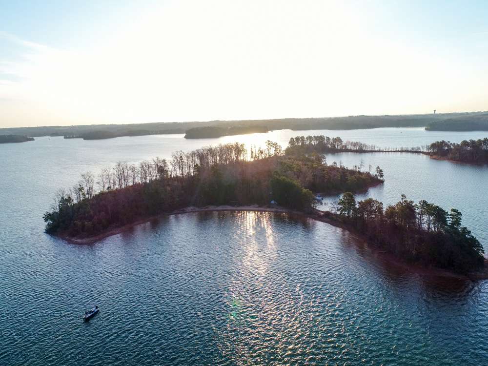 Go up in the air for an eagle-eye view of Lake Hartwell Day 1 of the 2018 GEICO Bassmaster Classic presented by DICK'S Sporting Goods.