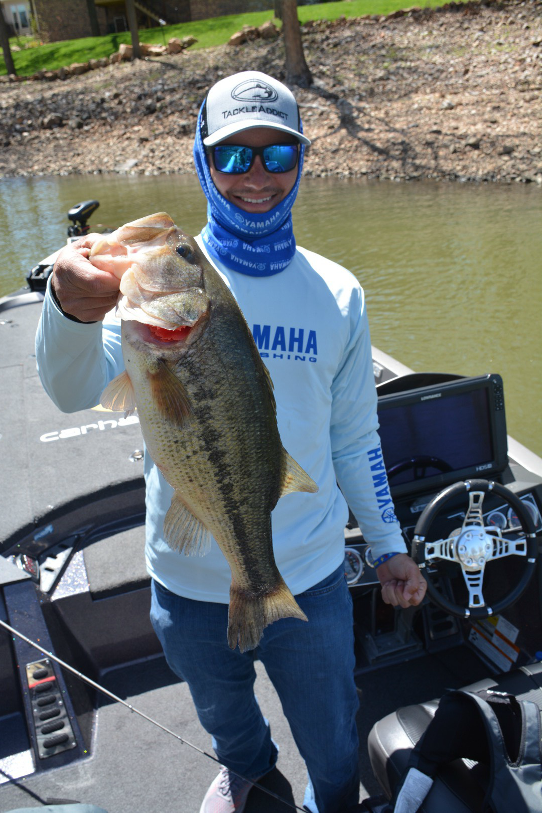 Two time Bassmaster Classic champion, Jodan Lee makes huge move swinging a 5+ pounder into the boat for a great cull. 