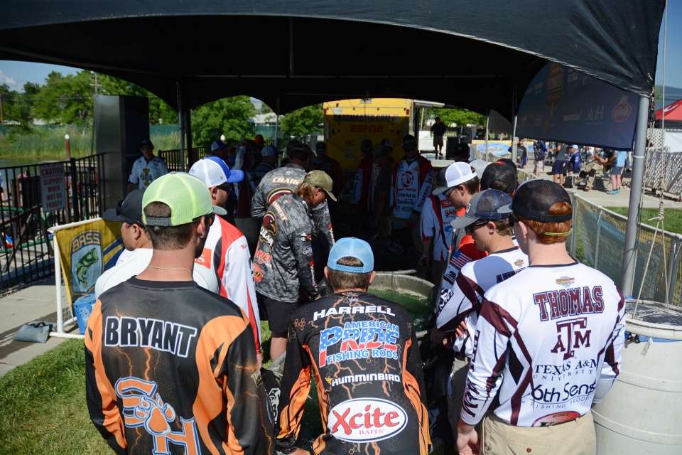The anglers gather at the tanks for the Day 1 weigh in of the Carhartt Collete Western Tour presented by Bass Pro Shops. 