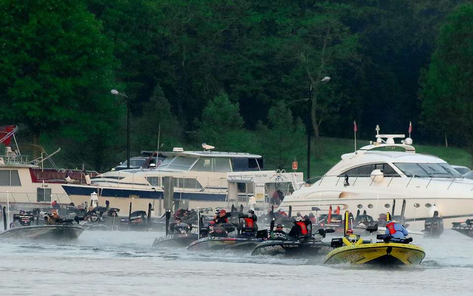 The Elites are running and gunning for a Top 12 finish at the start of Day 3 of the 2018 Berkely Bassmaster Elite at Kentucky Lake Presented by Abu Garcia.