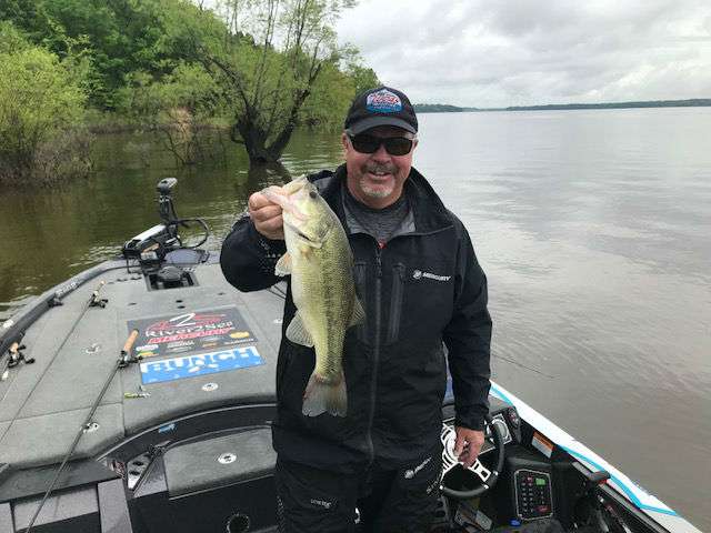 John Murray recently added his 6th keeper adding more than a pound.  He is still working hard trying to get a big bite.

