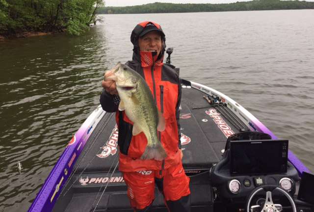 Aaron Martens is making another nice cull with this beautiful bass!