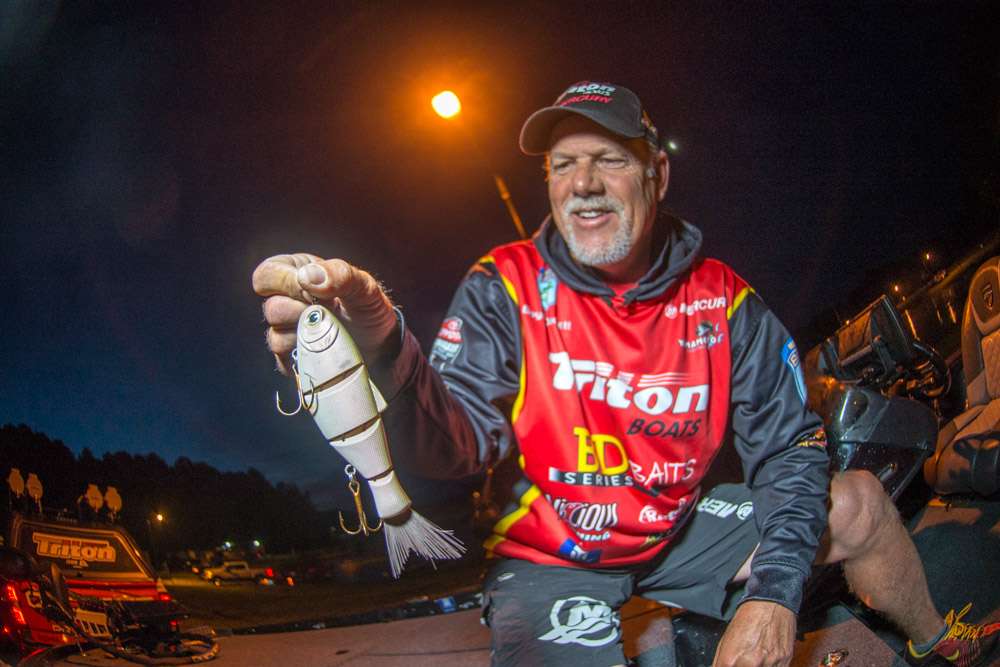 To finish 10th, Boyd Duckett used a swimbait of his own design that he believed to resemble juvenile carp fed upon by the bass. The choice was the Castaic Boyd Duckett BDShad that sinks horizontally in the water column. 

