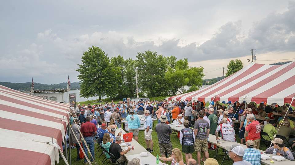 On Friday night, May 25, Foodland hosted 200 teams of anglers vying for a guaranteed $10,000 prize.  Sponsors of the team tournament were Bryan Meats, the flavor of the South, Jack Links, Frito Lay, Borden, Gatorade, Bass Pro Shops, and River Rocks Plantation Tiny Home Community in Guntersville, TH Marine, and the sponsors of Chris Lane Fishing.