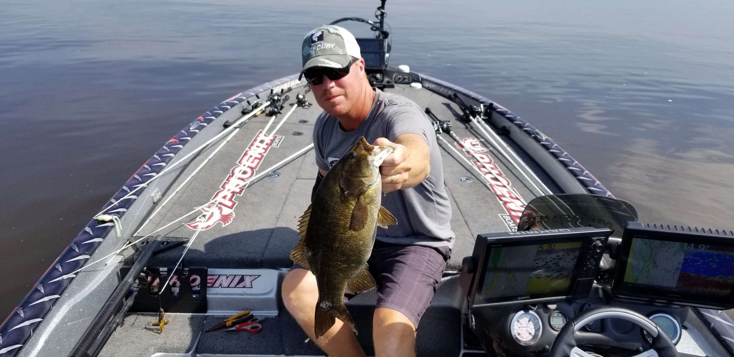Greg just boated his fourth keeper, a nice 3-pound smallie. His first 3 pound fish of the day.