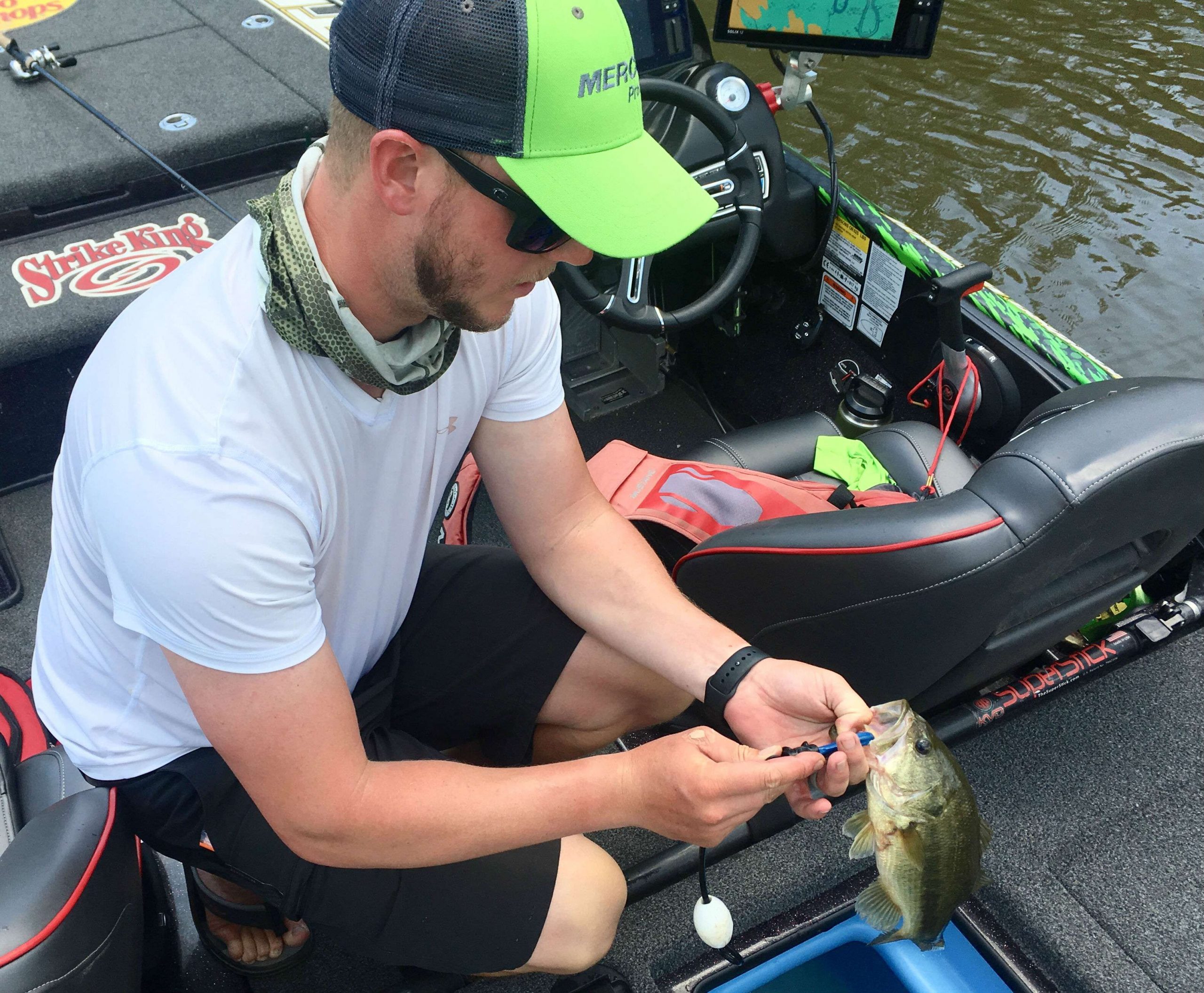After hitting four more spots Jonathon VanDam gets a bite and has his five fish limit.  Now to find the biggunâs and cull up.
