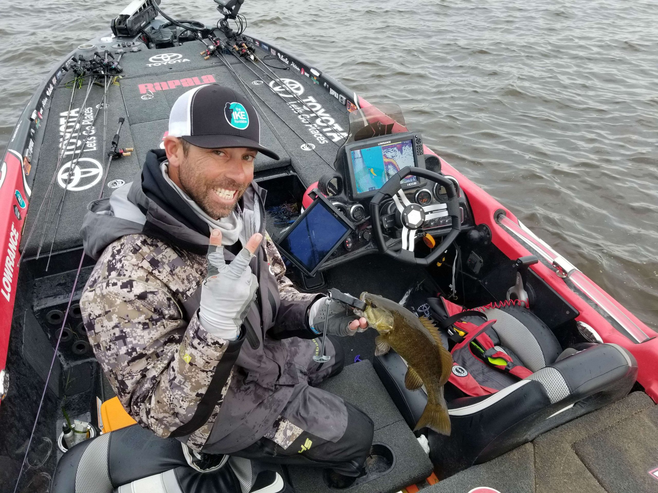 Mike Iaconelli working his Day 2 plan...