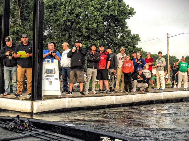 Announcer Dave Mercer, BASS staff and fans lined up on the dock for Day 3 take-off. 
