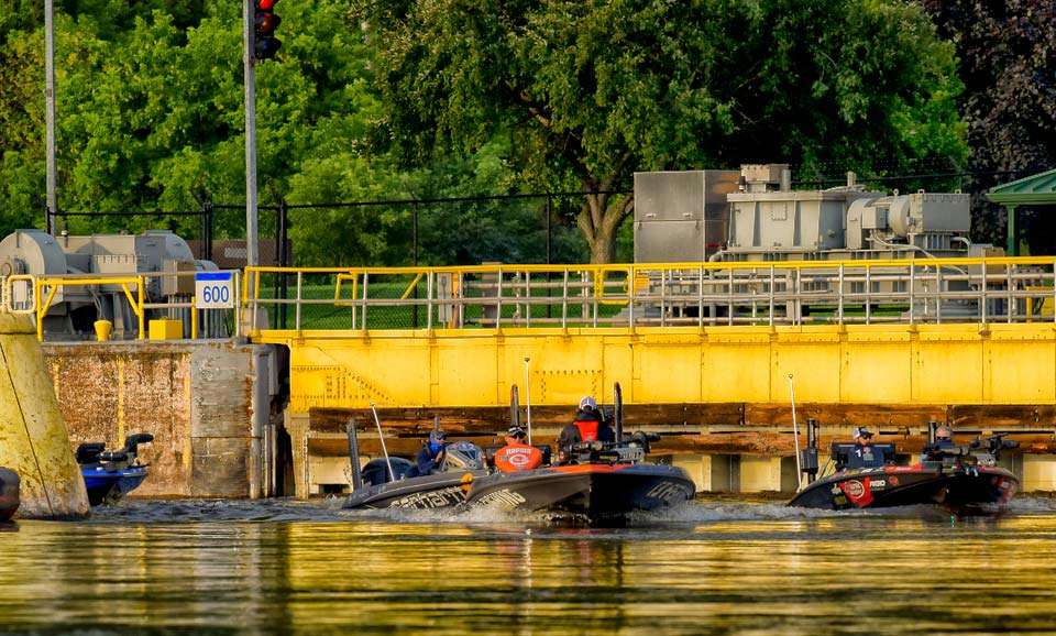 Go on the water with Dave Lefebre as he gets to work on Day 2 of the 2018 Bassmaster Elite at Mississippi River presented by Go RVing.