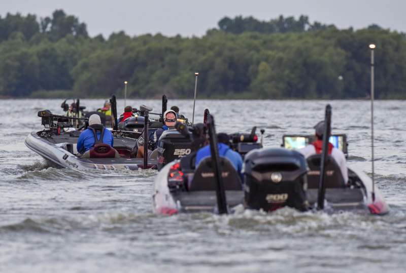 It's Day 1 of the Bass Pro Shops Bassmaster Central Open on Red River and anglers look for their limits. 