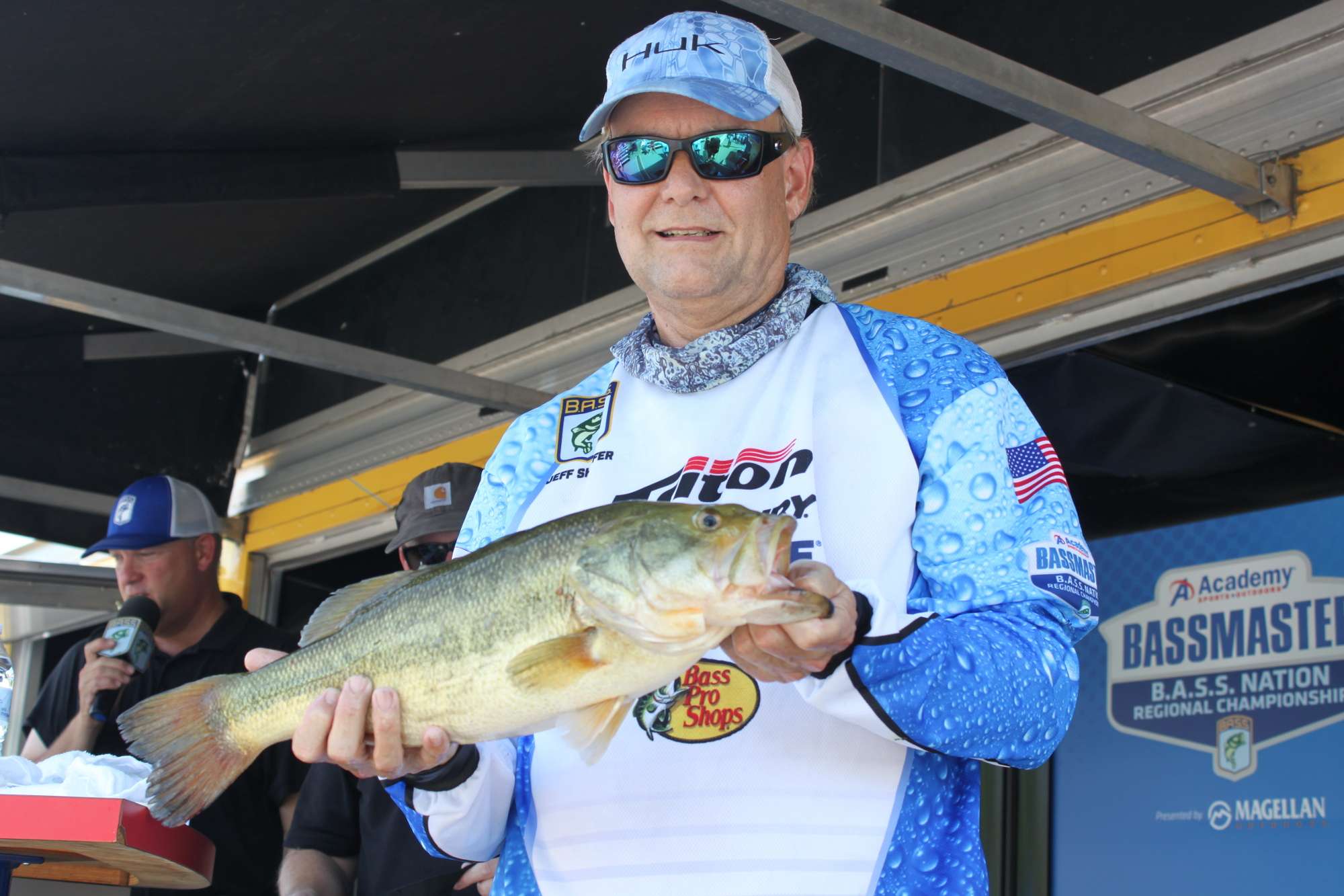 Floridaâs Jeffrey Shaffer caught this 4-15 bass on Thursday. He leads Sunshine State non-boaters with a two-day total of 9-10.