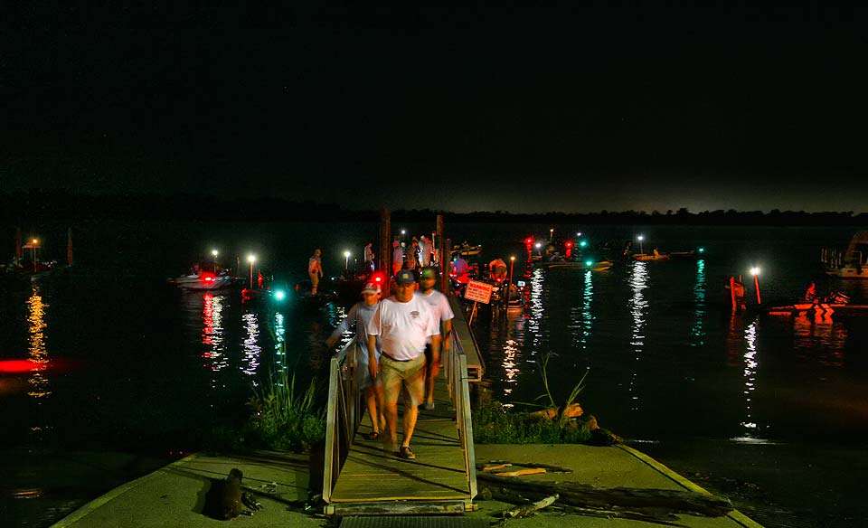 Open anglers take off for Day 1 of the Bass Pro Shops Bassmaster Central Open on Red River. 
