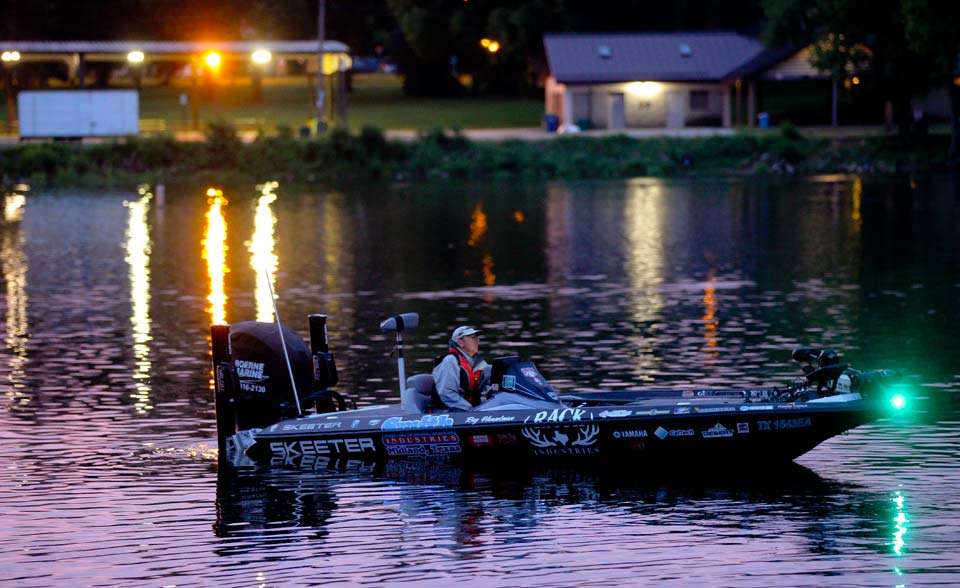 The Elites take off on Day 2 of the 2018 Bassmaster Elite at Mississippi River presented by Go RVing.