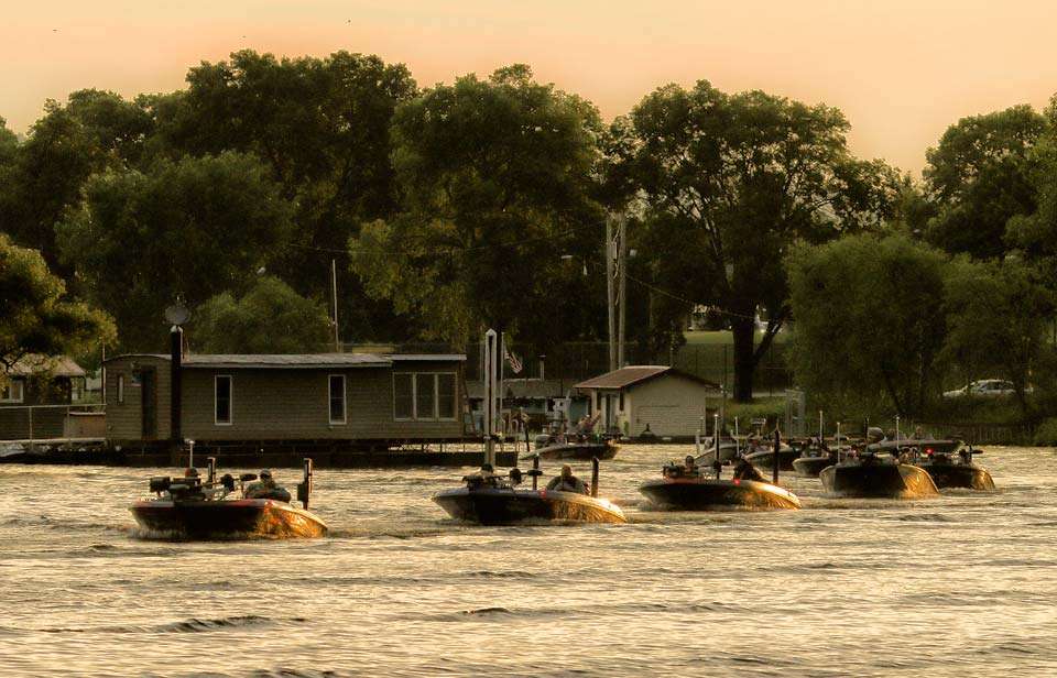 Get out on the water with Randall Tharp and Chad Pipkens as they take on the second day of the 2018 Bassmaster Elite at Mississippi River presented by Go RVing.