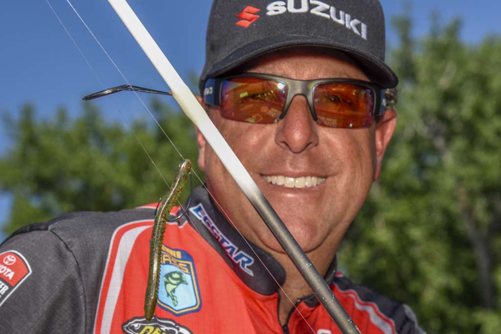<b>Dean Rojas</b><br>
To finish fifth, Dean Rojas used a 4-inch Big Bite Baits Rojas Cane Stick, Gamakatsu Aaron Martens TGW Drop Shot Hook 2/0, and 1/2-ounce Epic Tungsten Weight, from a new company located in Odessa, Texas.

