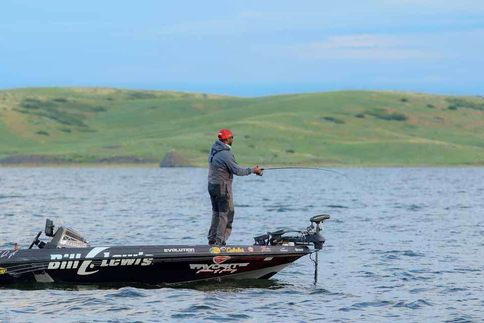 Head out with Mark Daniels early on the final morning of the Berkley Bassmaster Elite at Lake Oahe presented by Abu Garcia.