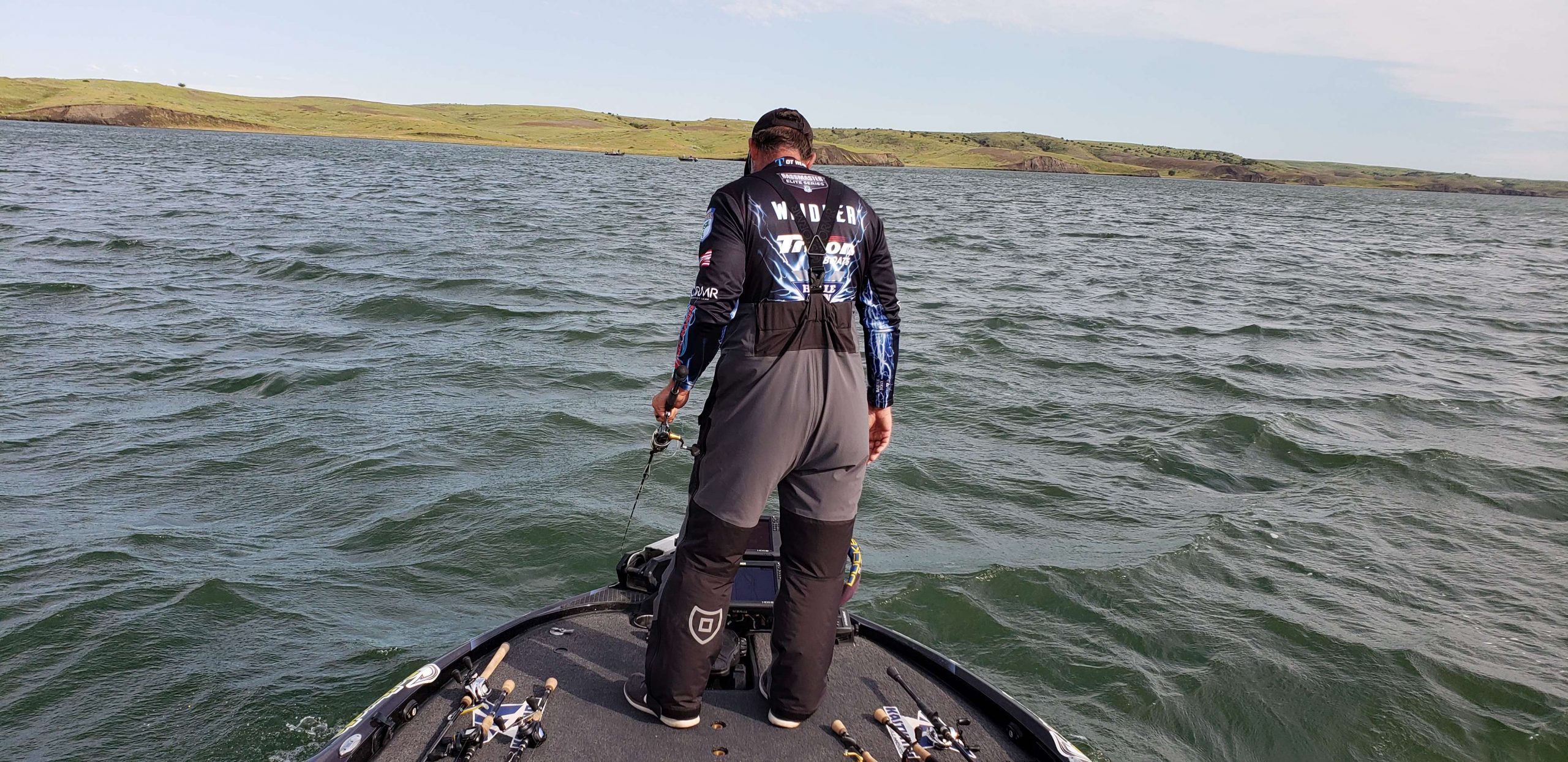 Dispite dropping two nice fish already Bill Weidler is keeping his head down and fishing hard. 